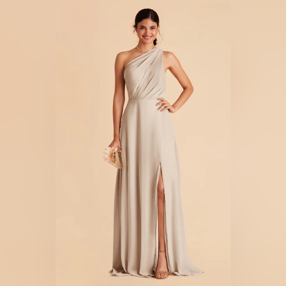Kira Dress With Slit
Chiffon Neutral Champagne
